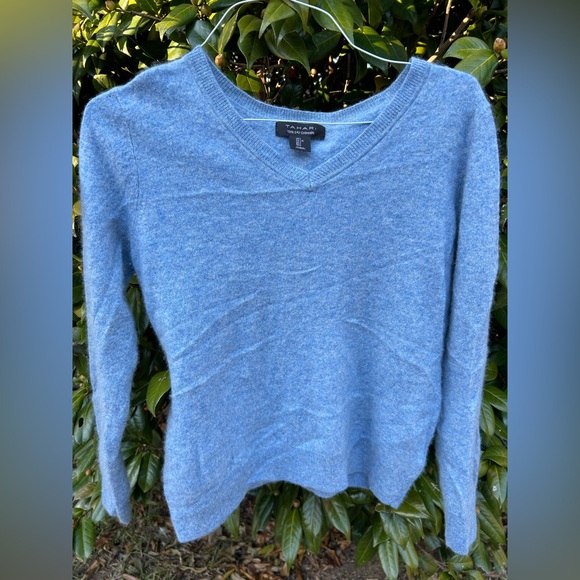 Tahari 100% Cashmere Blue V-Neck Sweater - Picture 2 of 5
